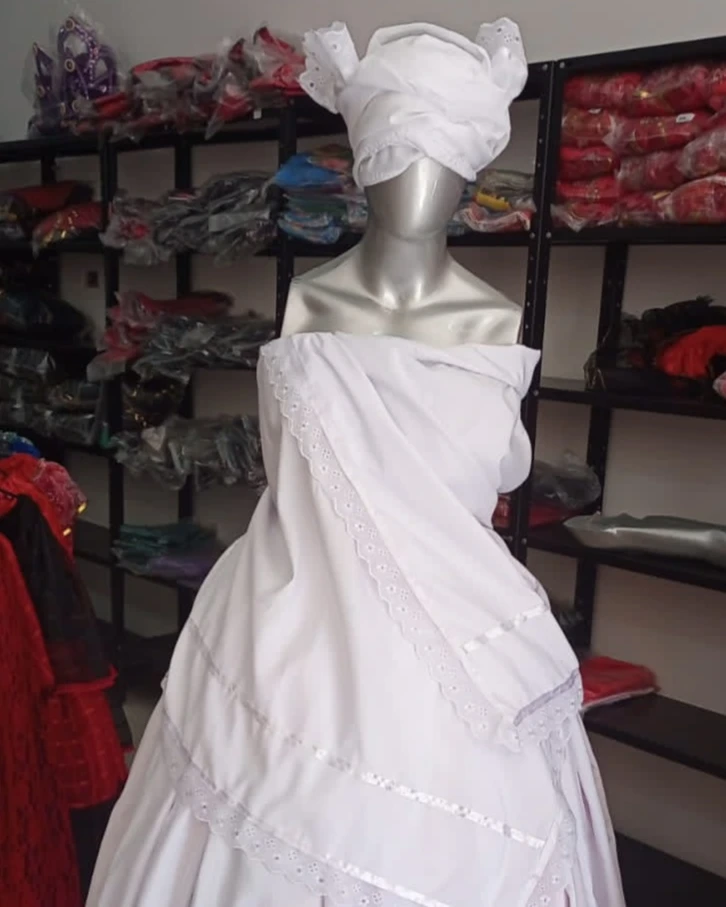 Vestimentas brancas e coloridas para uso tradicional