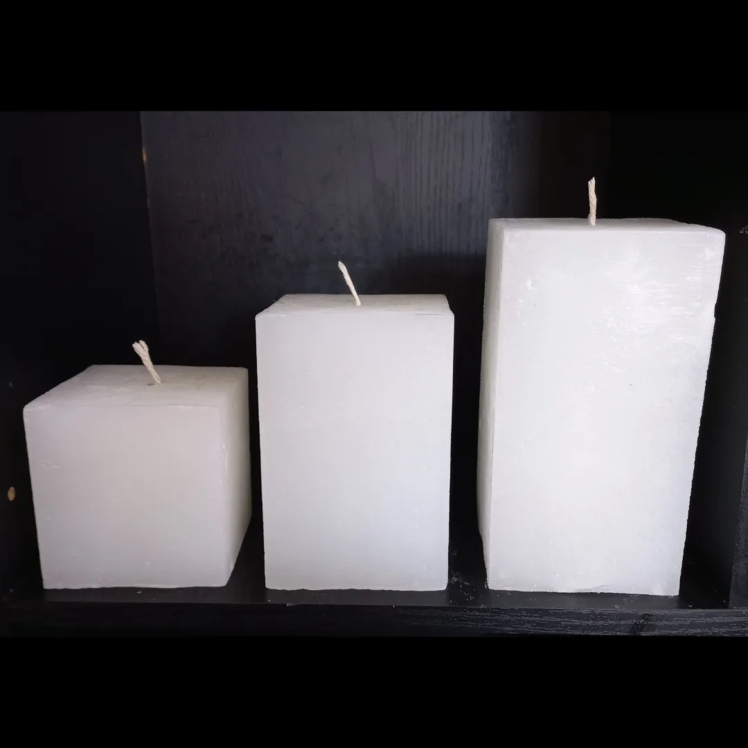 Velas artesanais quadradas brancas em três tamanhos