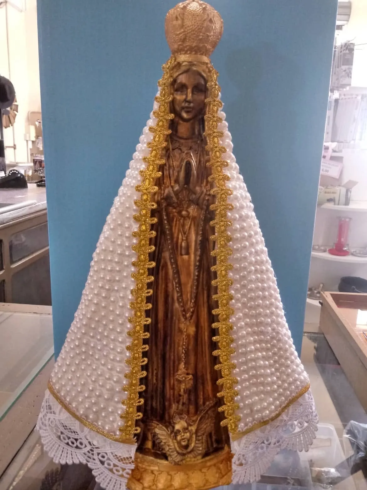 Imagem de Nossa Senhora Aparecida com manto de pérolas